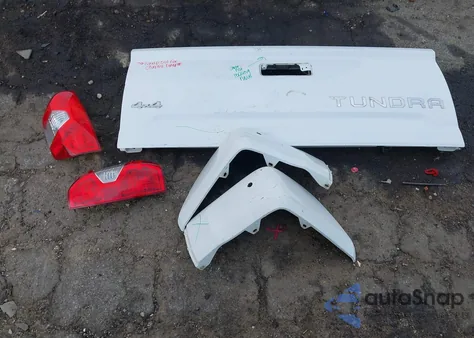 2018 Toyota Tundra 1794 5.7L V8 z USA, uszkodzony, nr VIN 5TFAW5F18JX773887